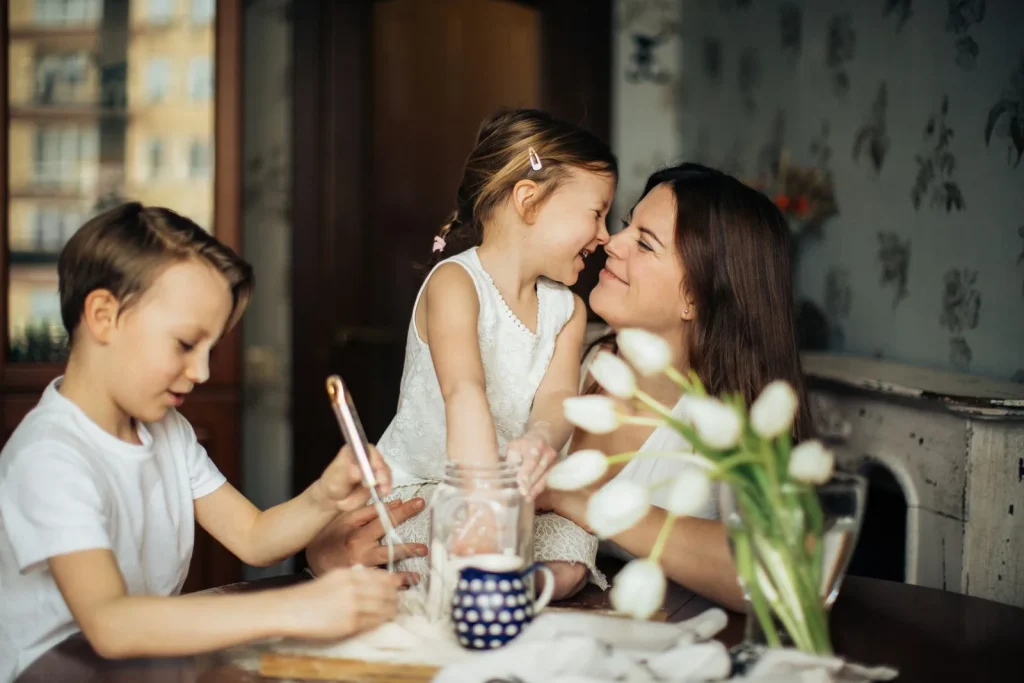 Famille réunie autour d’une table
