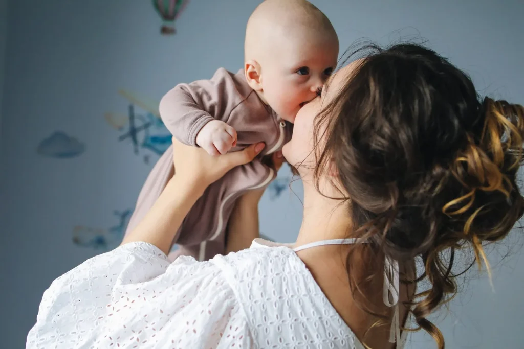 Mère tenant son bébé contre elle