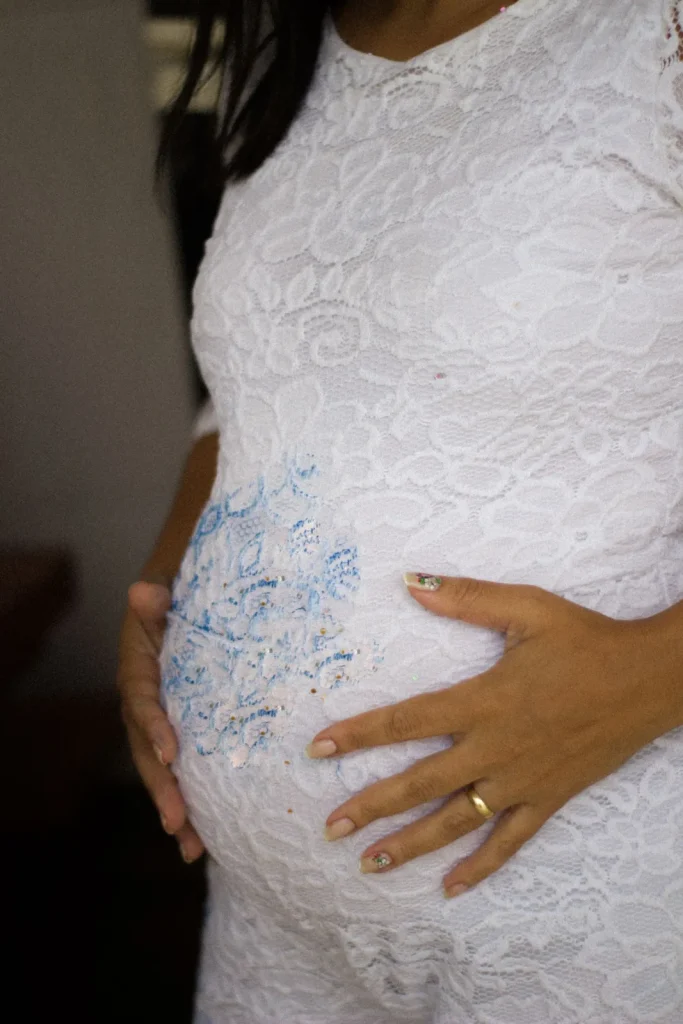 Femme enceinte tenant son ventre