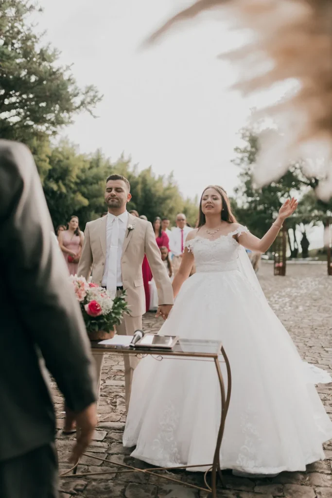 Couple pendant une cérémonie de mariage en plein air