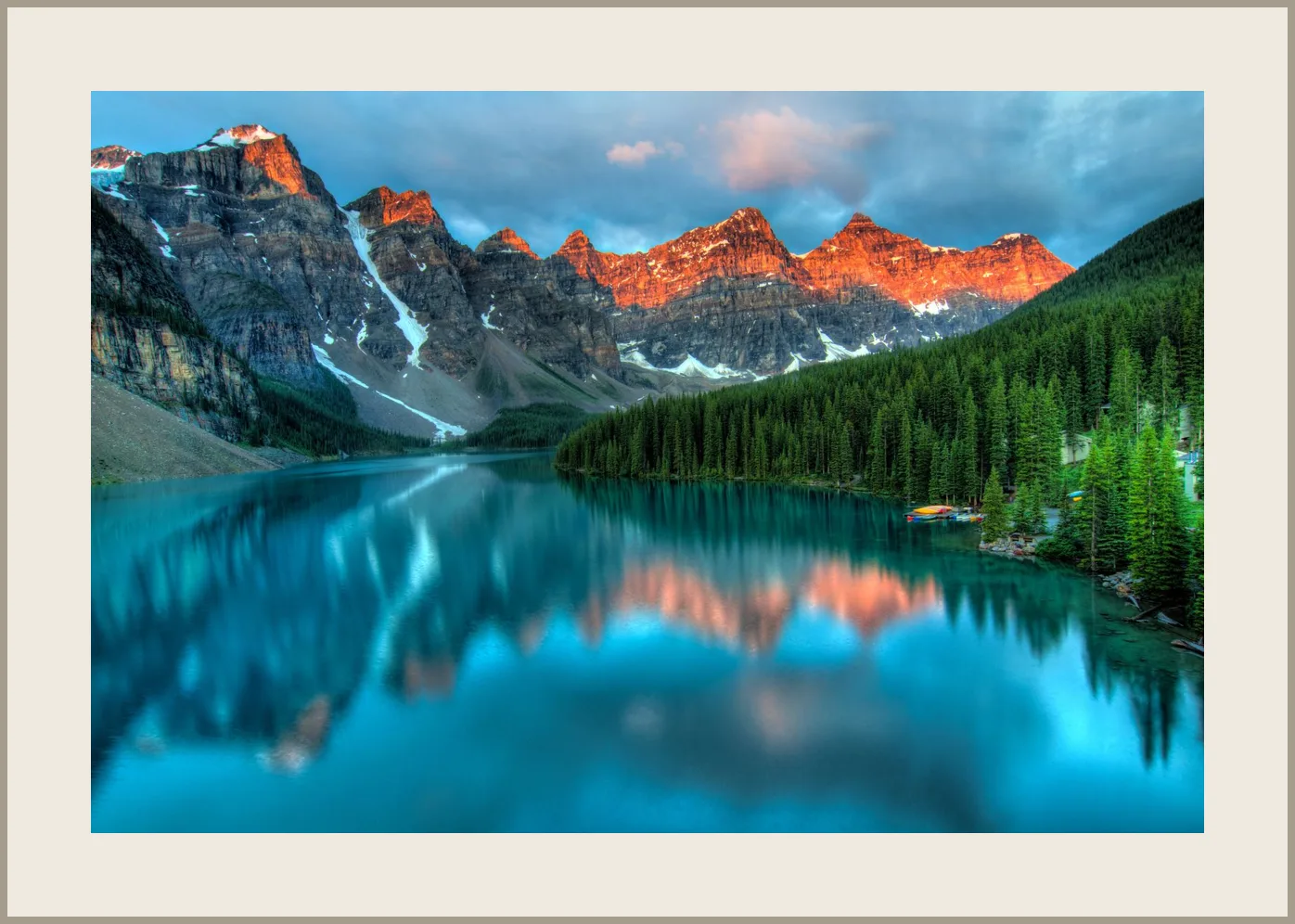 Lac bleu entouré de montagnes et de conifères — présentation avec passe-partout cartonné