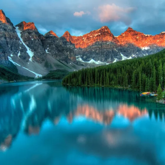 Lac bleu entouré de montagnes et de conifères