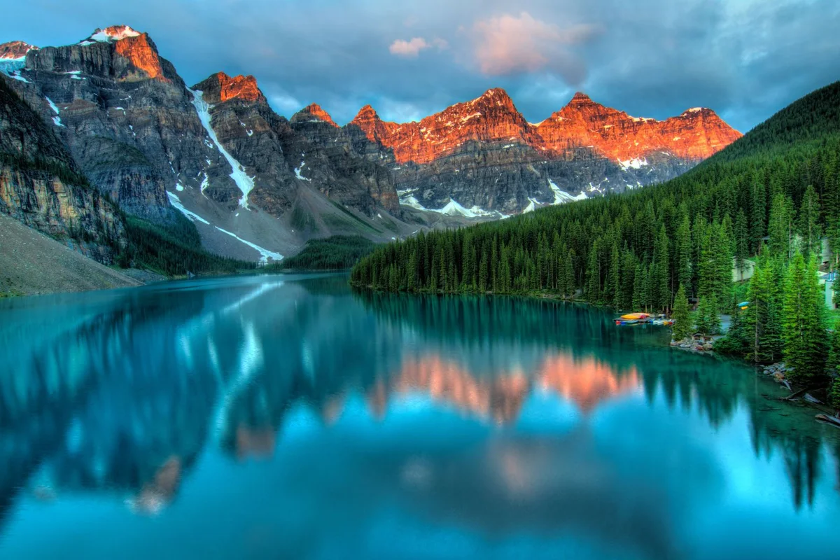 Lac bleu entouré de montagnes et de conifères