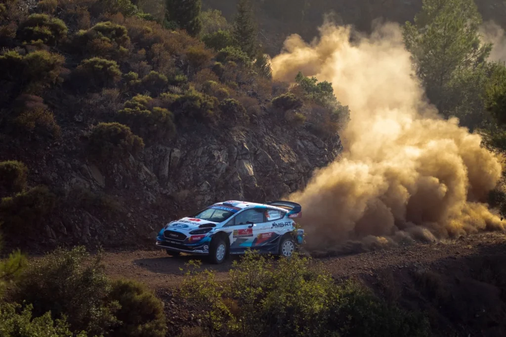 Rallye — voiture de course sur une piste de terre