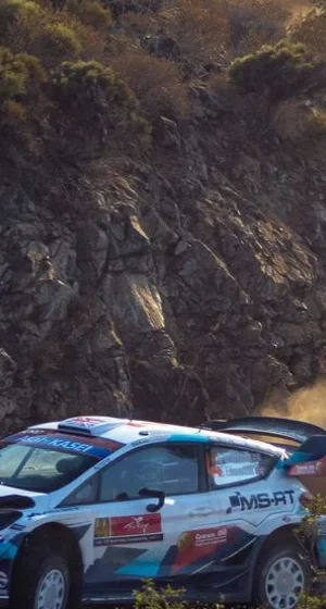 Rallye — voiture de course sur une piste de terre — aperçu du marque-page