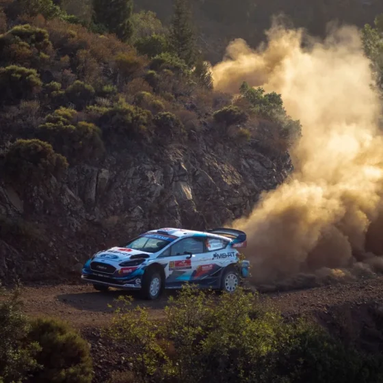 Rallye — voiture de course sur une piste de terre