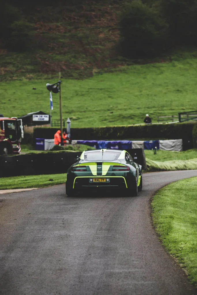 Circuit automobile — voiture sportive dans un virage