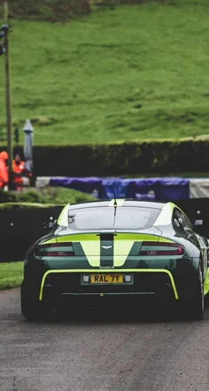 Circuit automobile — voiture sportive dans un virage — aperçu du marque-page