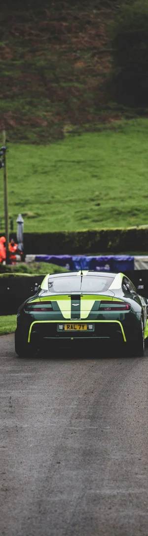 Circuit automobile — voiture sportive dans un virage — aperçu du marque-page