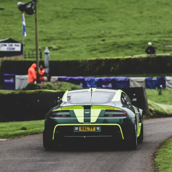 Circuit automobile — voiture sportive dans un virage
