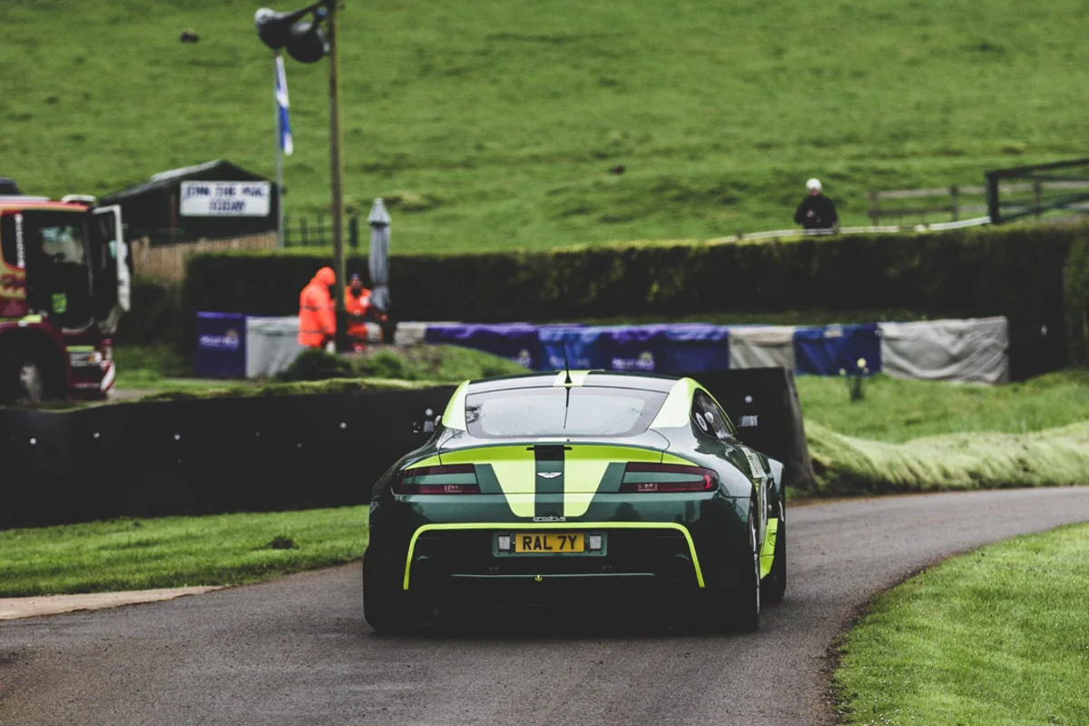 Circuit automobile — voiture sportive dans un virage