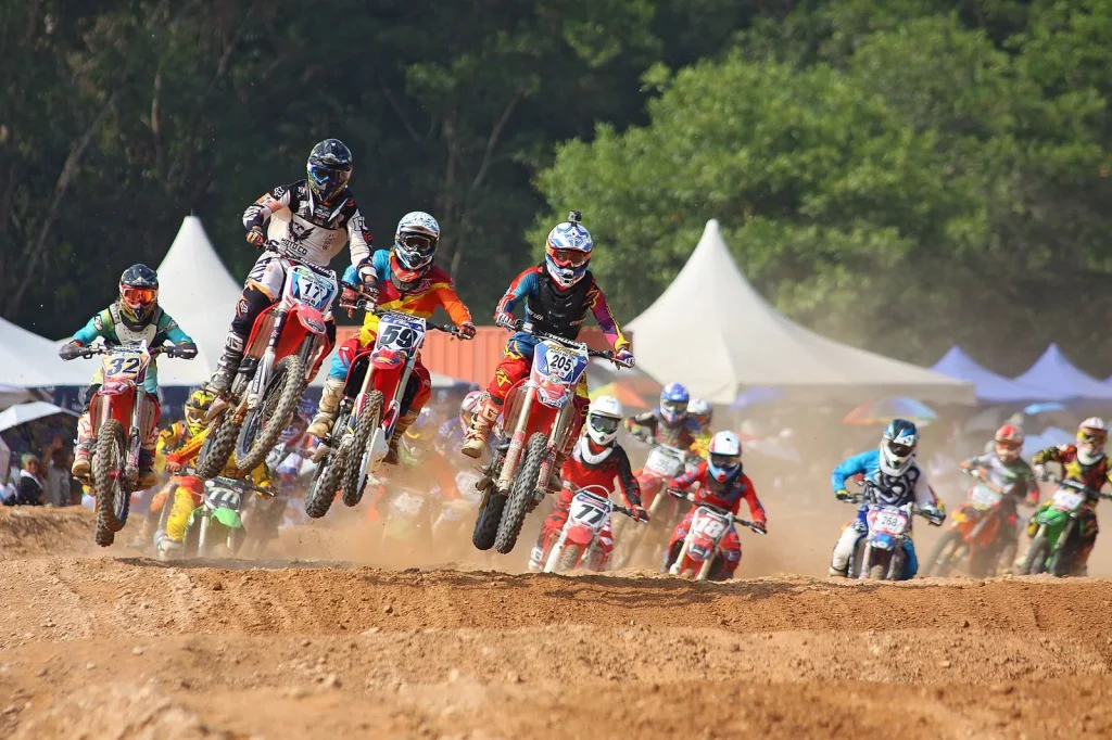 Motocross — pilotes en course sur une piste de terre