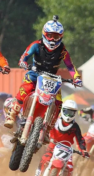 Motocross — pilotes en course sur une piste de terre — aperçu du marque-page