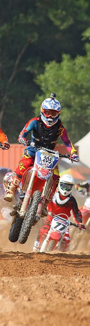 Motocross — pilotes en course sur une piste de terre — aperçu du marque-page