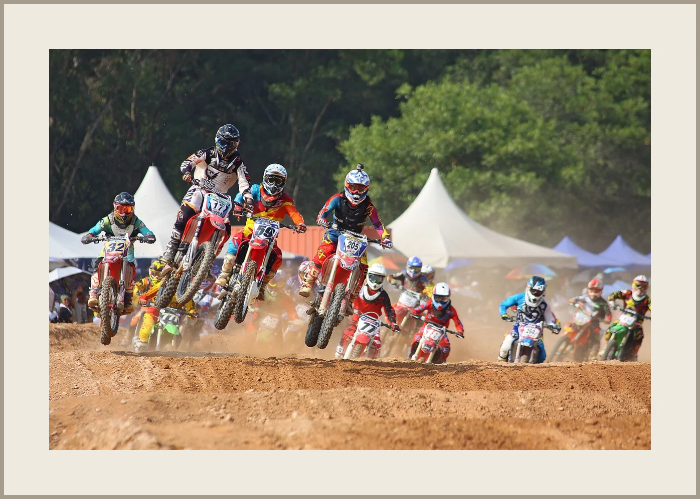 Motocross — pilotes en course sur une piste de terre — passe-partout cartonné