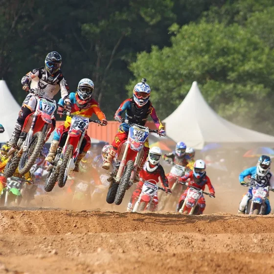 Motocross — pilotes en course sur une piste de terre