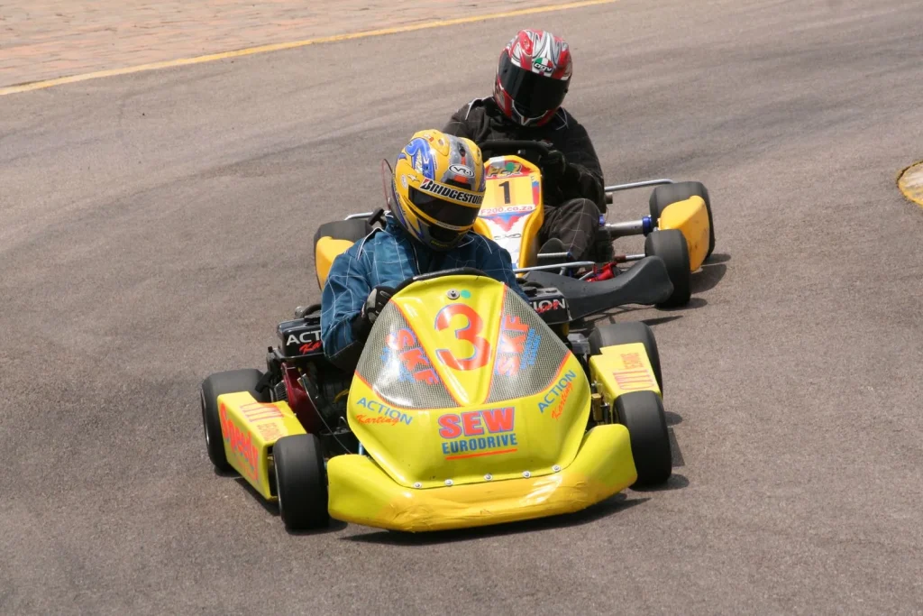 Karting — pilotes en compétition sur un circuit