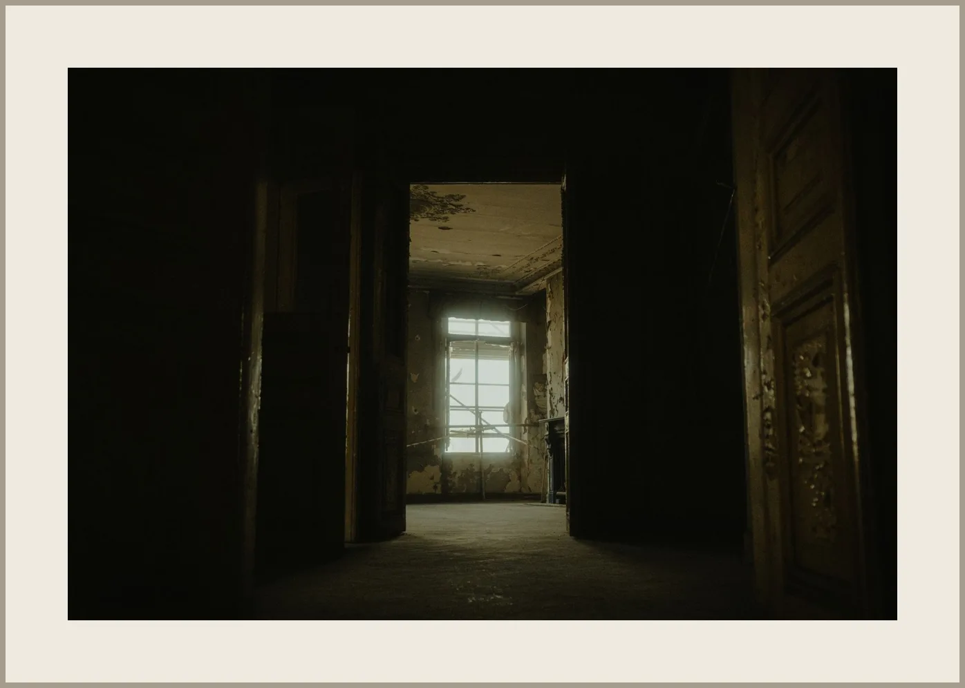 Architecture abandonnée — présentation avec passe-partout cartonné